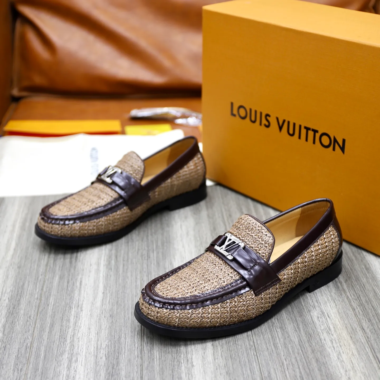 Men's Men's Shoes💰💰920LV Louis Vuitton Slip-on Loafers, top quality products from Guangzhou, ready for sale! This LV Glove loafer is made of selected soft cowhide, with a slightly wrinkled leather surface and a very high-end texture. Each pair is unique. The leather surface is light and soft, with a fine texture and good luster. It is a classic loafer style, with exquisite handmade mark stitching on the toe, and a square toe configuration to highlight the classic style. The horizontal band has hot-printed LV three-dimensional letters, semi-solid handcrafts and a genuine leather outsole, and a rubber patch on the heel to create wear-resistant performance and comfort. One of the must-have loafers for men! Comes with full original packaging! Code number: 38-39-40-41-42-43-44 (38, 45, 46 customized) standard leather shoe code